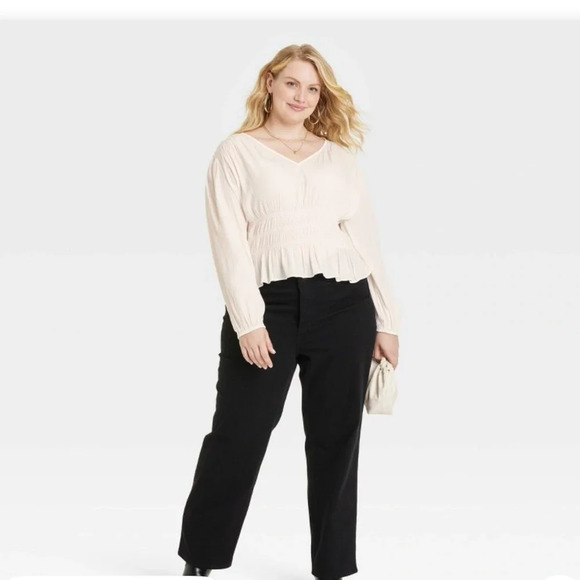 Universal Thread Cream Long Sleeve Smocked Blouse
Women’s Size XXL -NWT - Picture 3 of 9